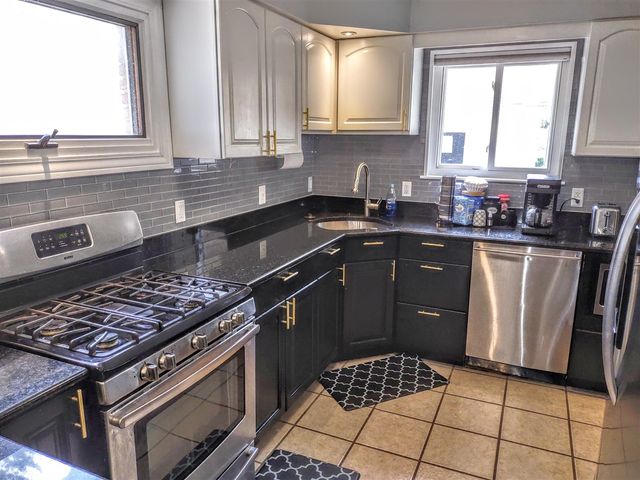 2410 Middlefield Road, Trenton, MI 48183