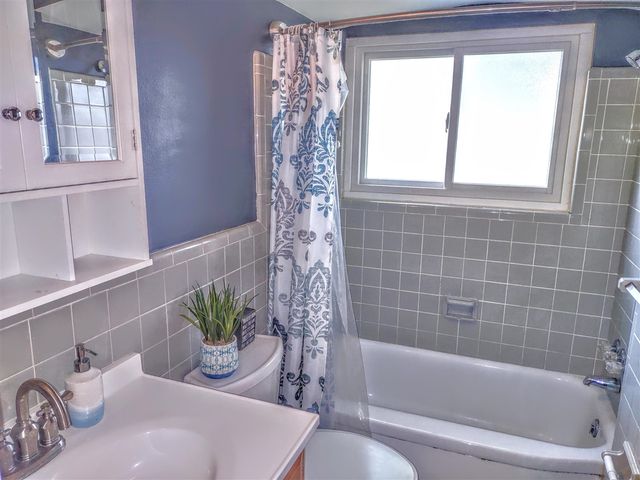 2410 Middlefield Road, Trenton, MI 48183