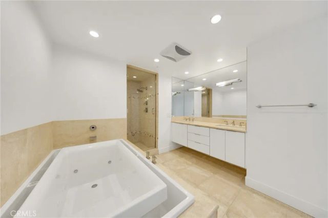 10520 Wilshire Blvd 902, Los Angeles, CA 90024