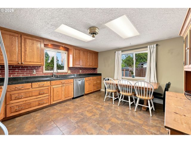 38370 SANDY HEIGHTS St, Sandy, OR 97055