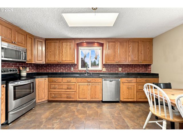 38370 SANDY HEIGHTS St, Sandy, OR 97055
