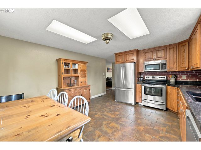 38370 SANDY HEIGHTS St, Sandy, OR 97055
