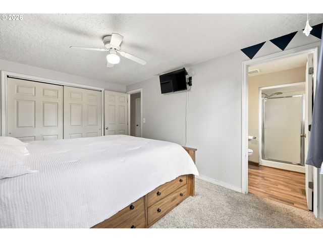 38370 SANDY HEIGHTS St, Sandy, OR 97055