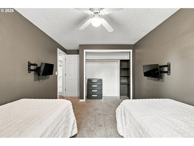 38370 SANDY HEIGHTS St, Sandy, OR 97055