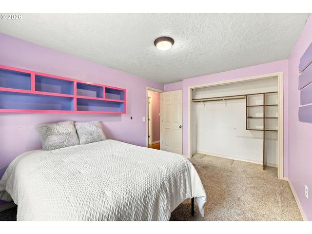 38370 SANDY HEIGHTS St, Sandy, OR 97055