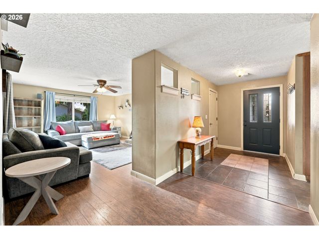 38370 SANDY HEIGHTS St, Sandy, OR 97055