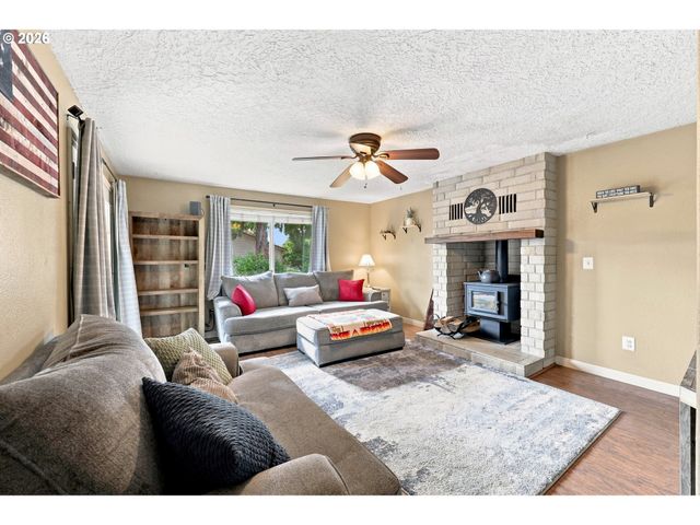 38370 SANDY HEIGHTS St, Sandy, OR 97055