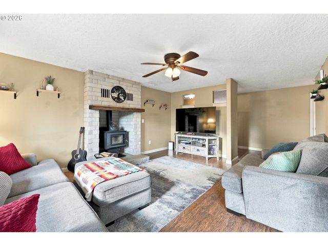 38370 SANDY HEIGHTS St, Sandy, OR 97055