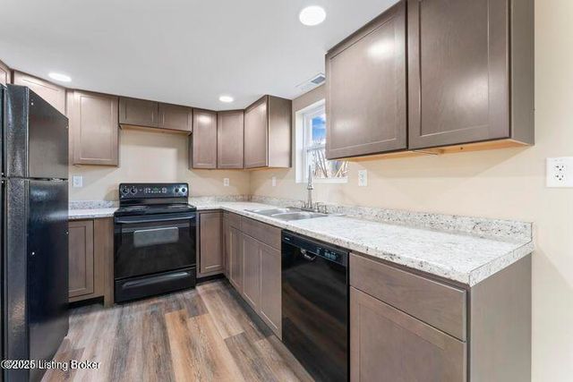 2724 Triplett Ct, Louisville, KY 40216