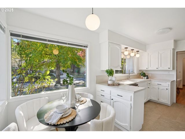 11851 Se MADISON St, Portland, OR 97216