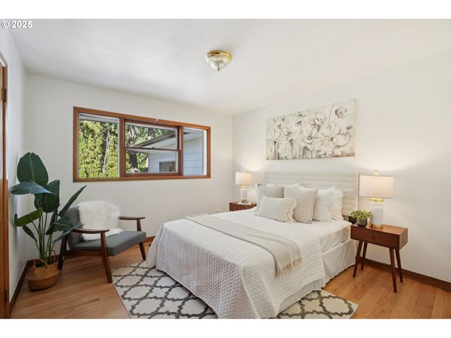 11851 Se MADISON St, Portland, OR 97216