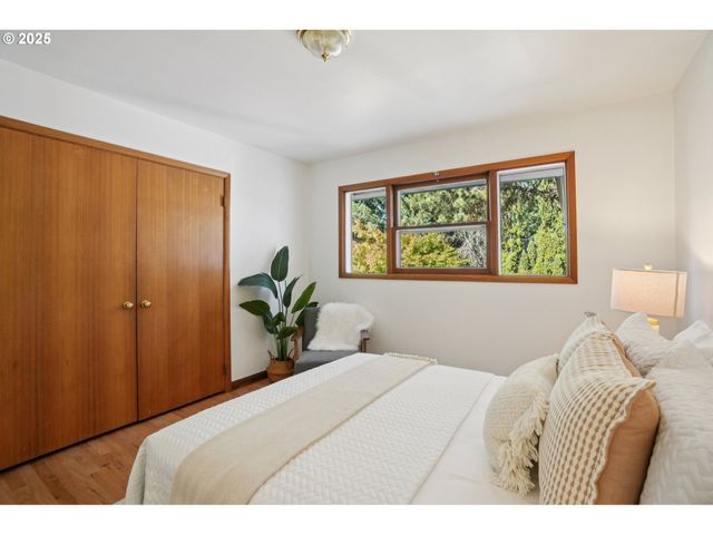 11851 Se MADISON St, Portland, OR 97216