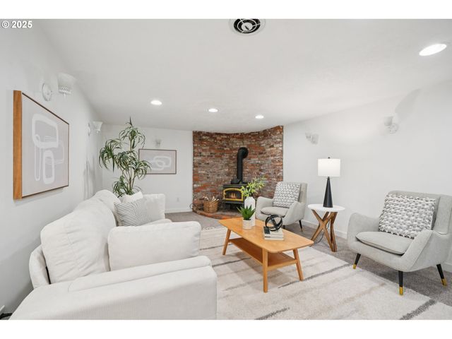 11851 Se MADISON St, Portland, OR 97216