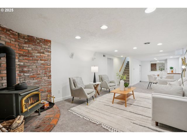 11851 Se MADISON St, Portland, OR 97216