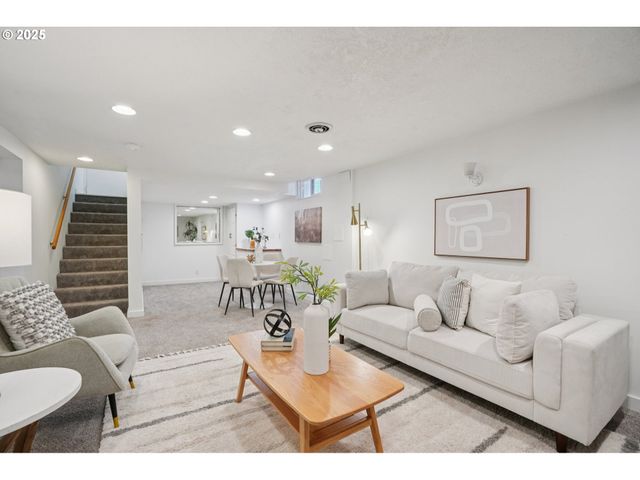 11851 Se MADISON St, Portland, OR 97216