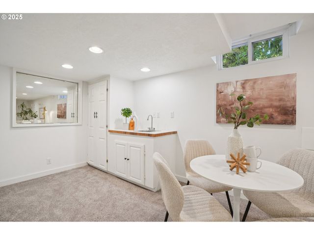 11851 Se MADISON St, Portland, OR 97216