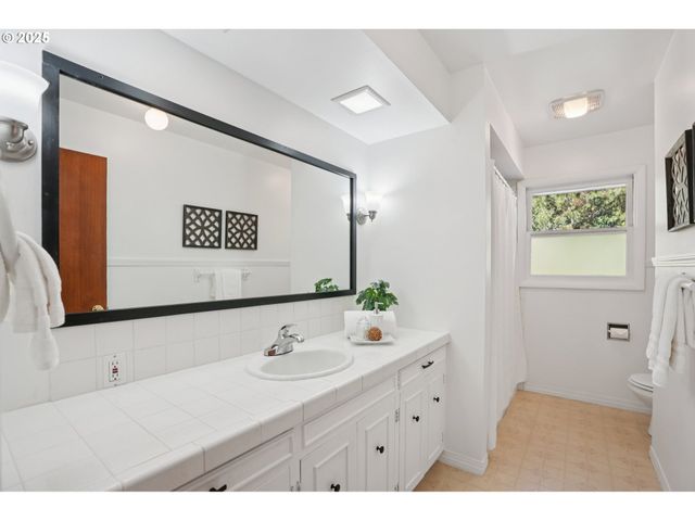 11851 Se MADISON St, Portland, OR 97216