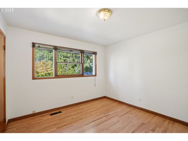 11851 Se MADISON St, Portland, OR 97216