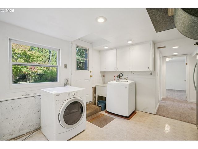 11851 Se MADISON St, Portland, OR 97216