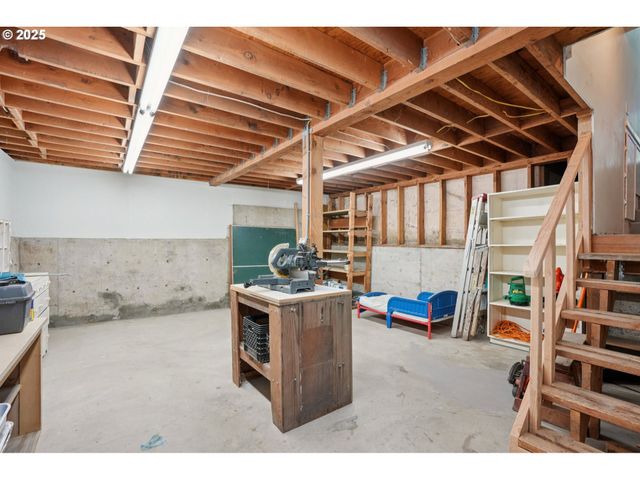 11851 Se MADISON St, Portland, OR 97216