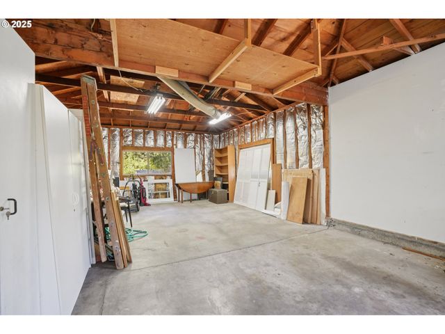 11851 Se MADISON St, Portland, OR 97216