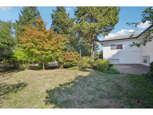 11851 Se MADISON St, Portland, OR 97216