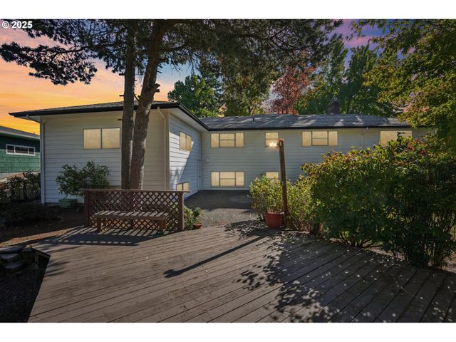 11851 Se MADISON St, Portland, OR 97216