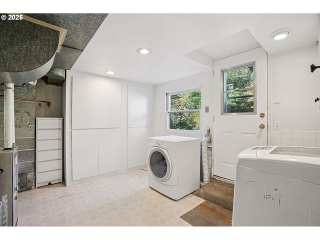 11851 Se MADISON St, Portland, OR 97216