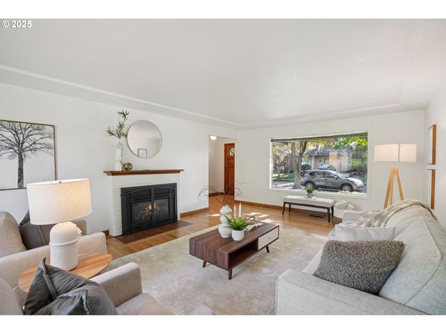 11851 Se MADISON St, Portland, OR 97216