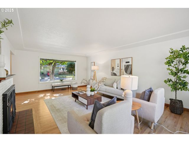 11851 Se MADISON St, Portland, OR 97216