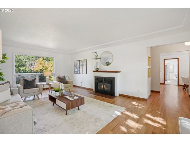 11851 Se MADISON St, Portland, OR 97216