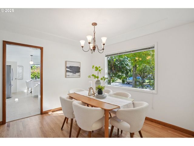 11851 Se MADISON St, Portland, OR 97216