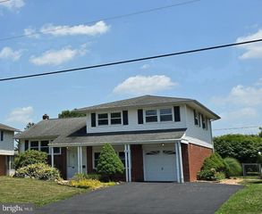 1110 MCKENNANS CHURCH RD, Wilmington, DE 19808