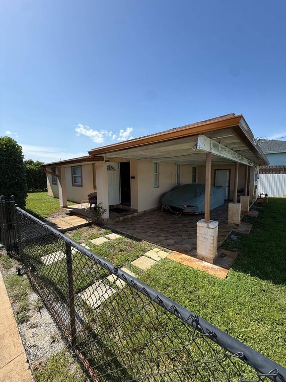 302 WALKER Avenue, Greenacres, FL 33463