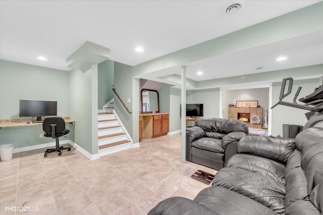 92 Kenilworth Court, Romeoville, IL 60446