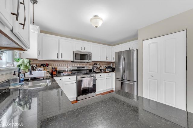 92 Kenilworth Court, Romeoville, IL 60446