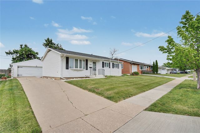 4700 Midway Drive NW, Cedar Rapids, IA 52405