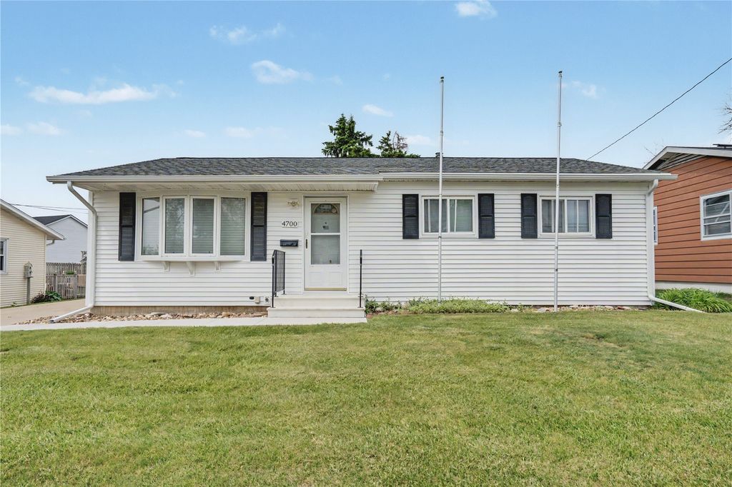 4700 Midway Drive NW, Cedar Rapids, IA 52405