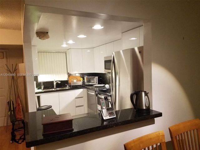 9371 Fontainebleau Blvd I208, Miami, FL 33172