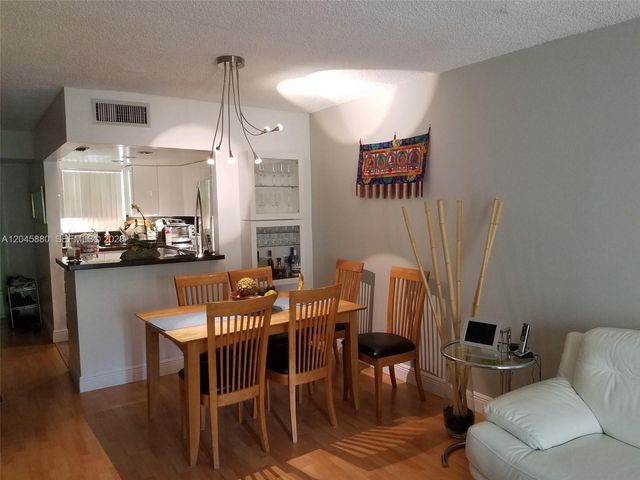 9371 Fontainebleau Blvd I208, Miami, FL 33172