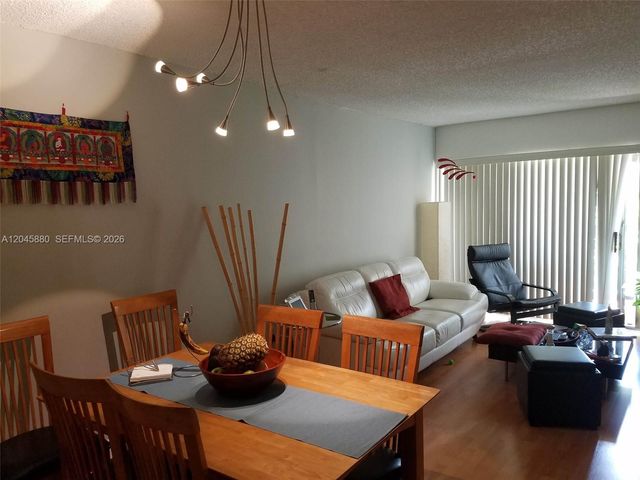 9371 Fontainebleau Blvd I208, Miami, FL 33172