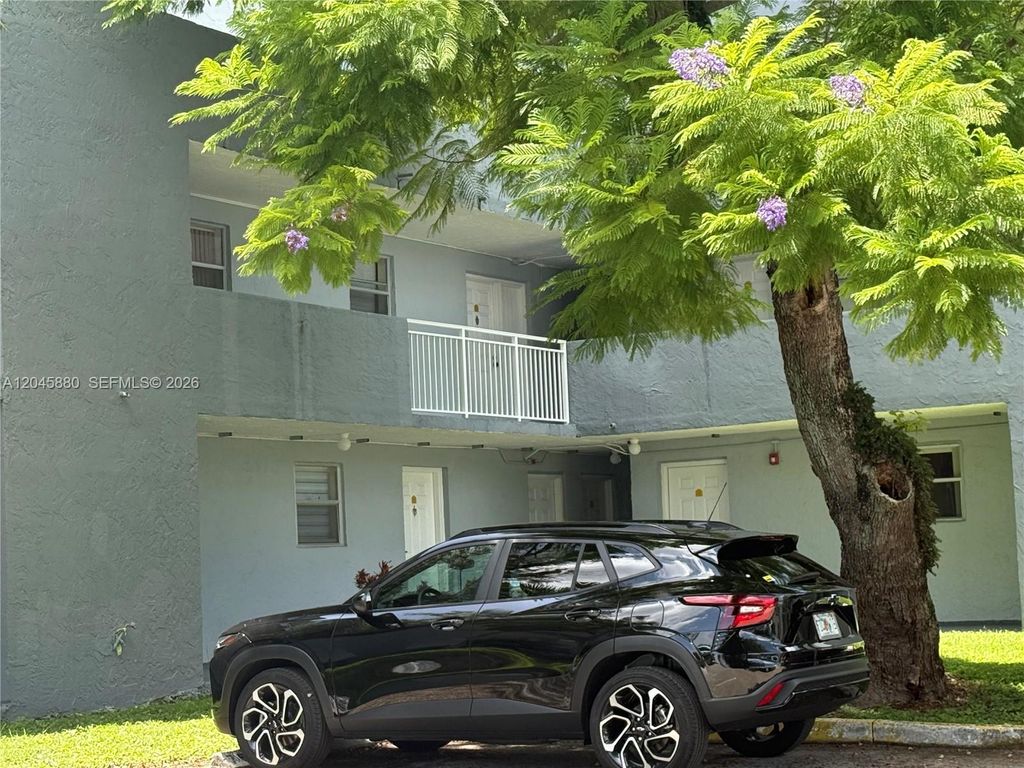 9371 Fontainebleau Blvd I208, Miami, FL 33172