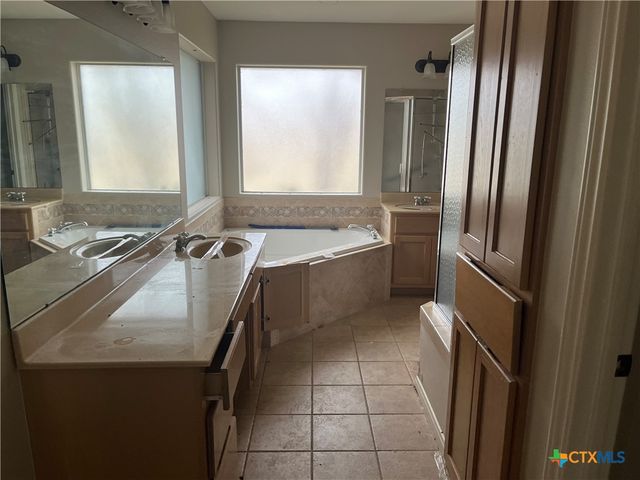 111 Village Green, Victoria, TX 77904