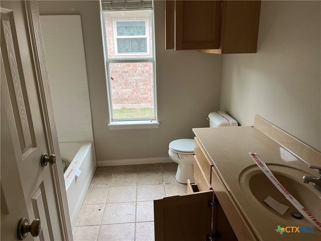 111 Village Green, Victoria, TX 77904