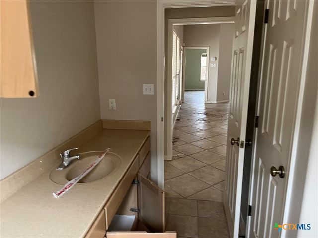 111 Village Green, Victoria, TX 77904