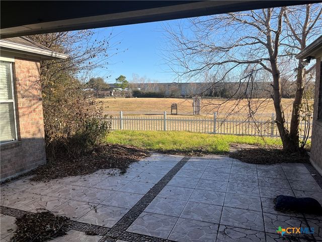 111 Village Green, Victoria, TX 77904