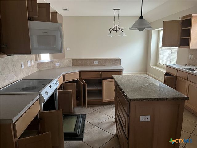 111 Village Green, Victoria, TX 77904