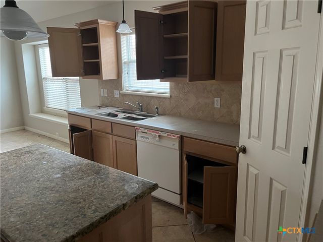 111 Village Green, Victoria, TX 77904