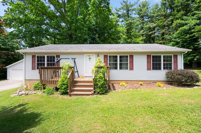 222 Greenwood LN SE, Copper Hill, VA 24079