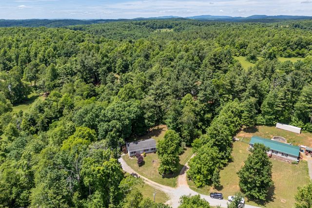 222 Greenwood LN SE, Copper Hill, VA 24079